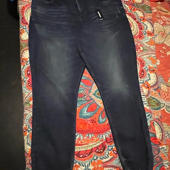 Brand new jeans with tags. Never worn - Picture 2 of 4